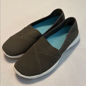 L.L  Bean Women's Green Back Cove Slip-Ons Size 8